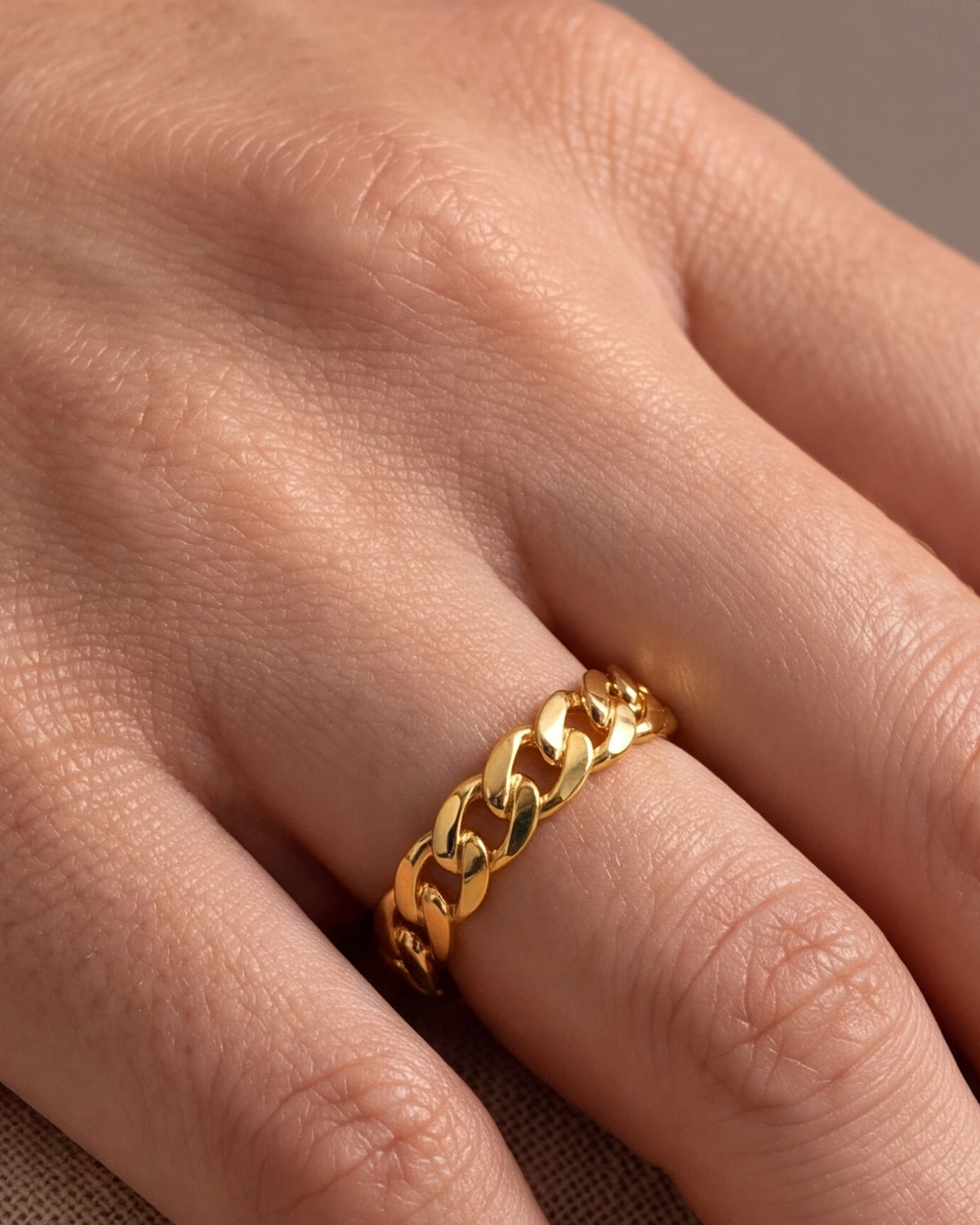 Curb Chain Ring – close-up