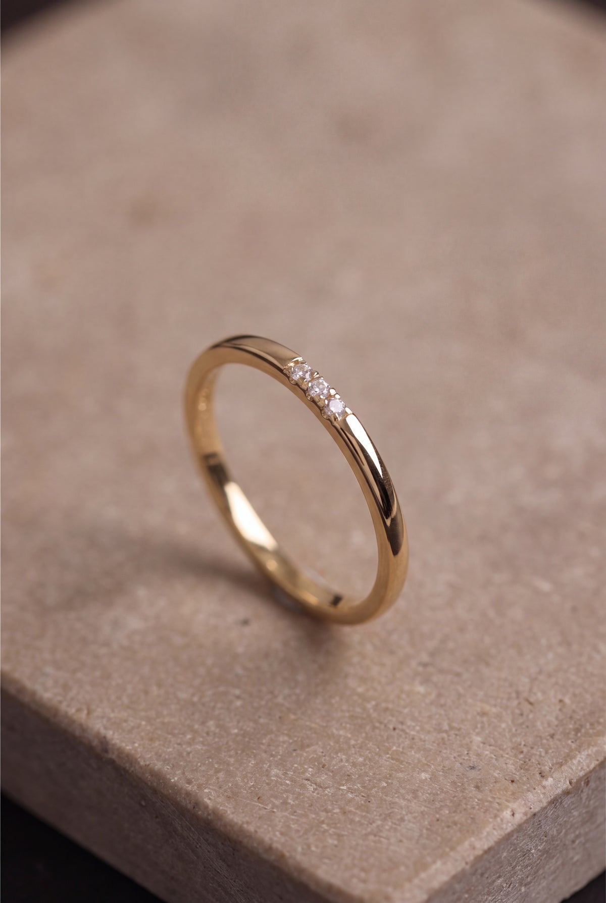 Flush-Set Stone Band Ring – product detail