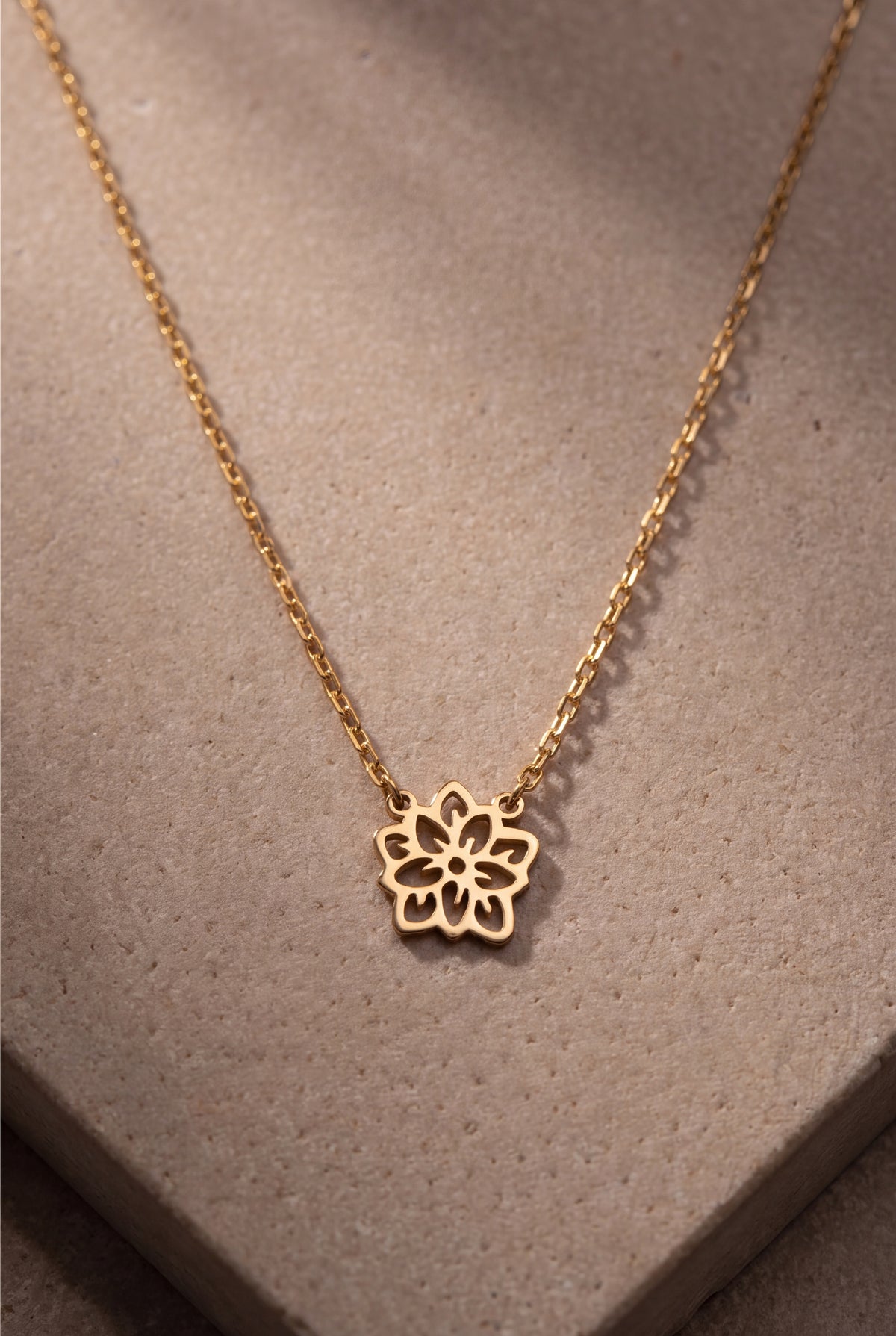 Openwork Flower Necklace – product detail