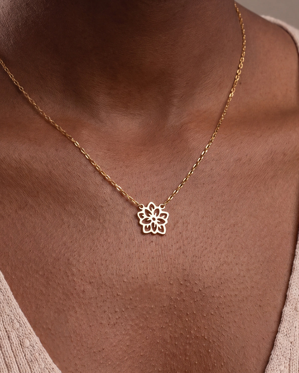 Openwork Flower Necklace – close-up