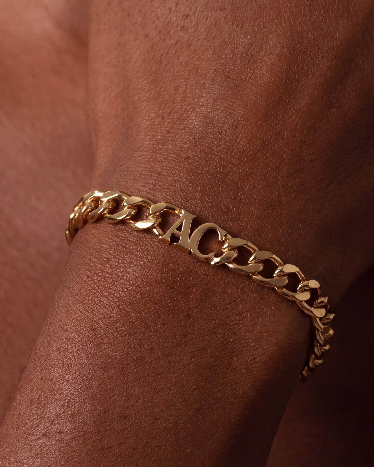Personalized Curb Chain Bracelet – close-up