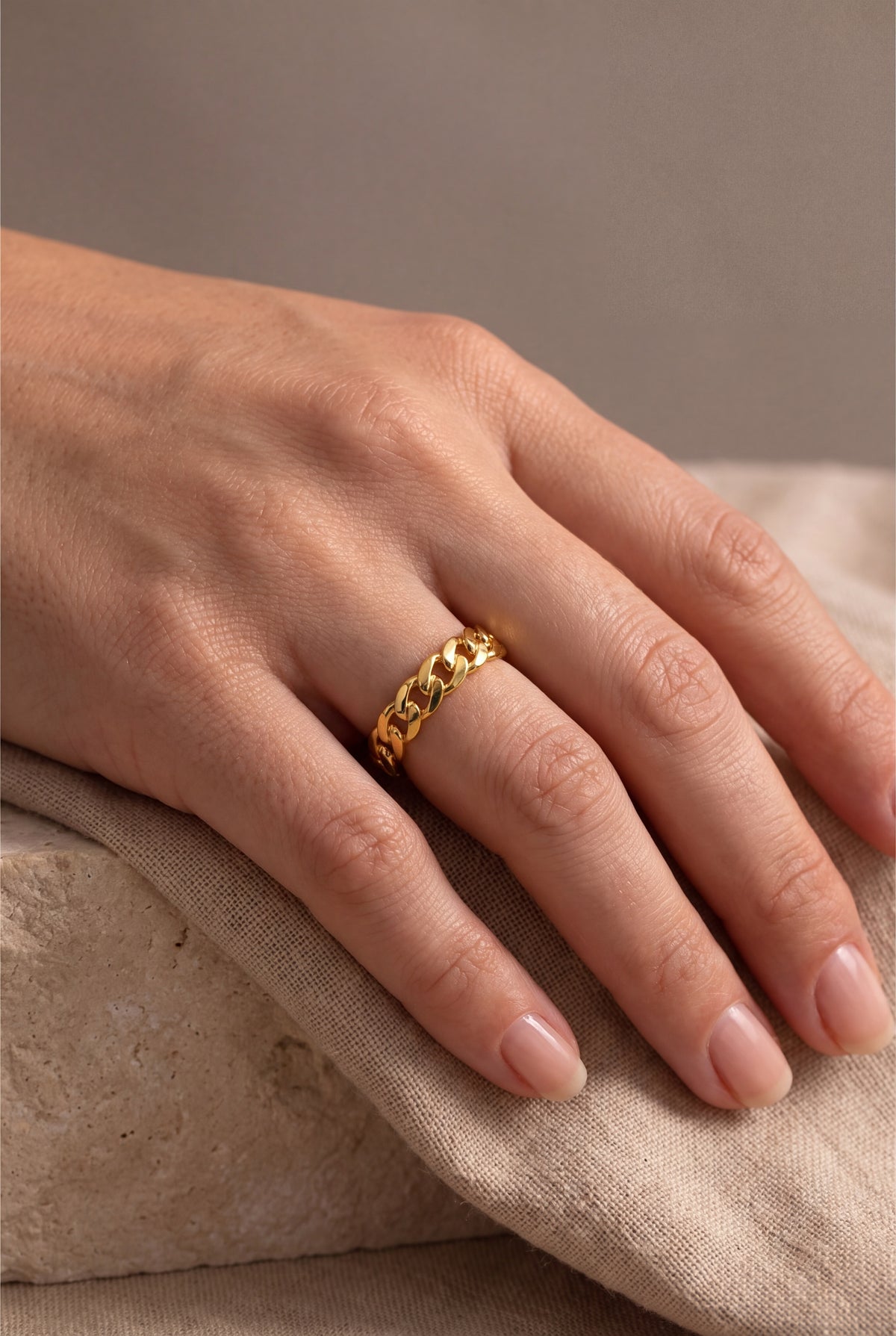 Curb Chain Ring – on model
