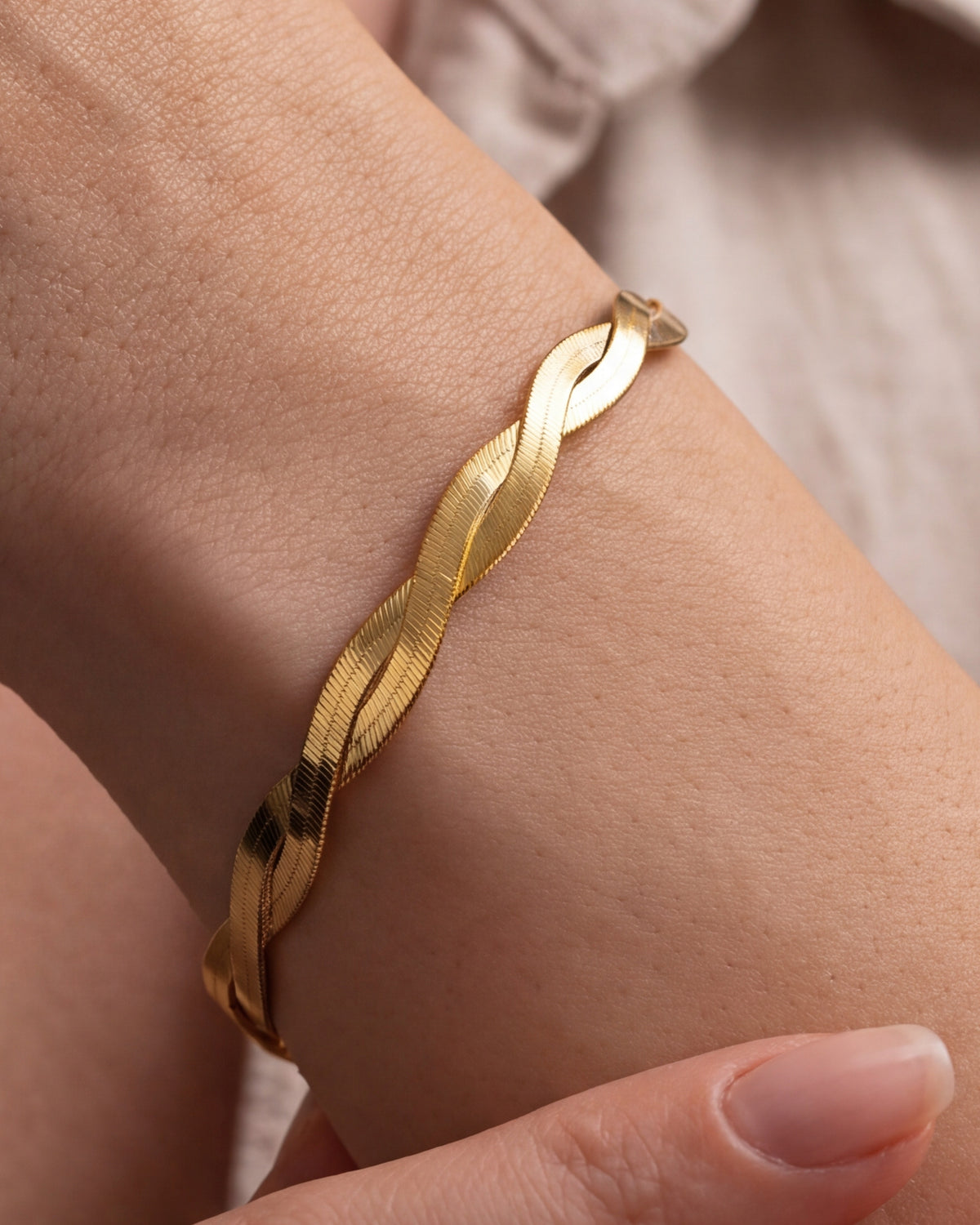 Twisted Herringbone Chain Bracelet – close-up